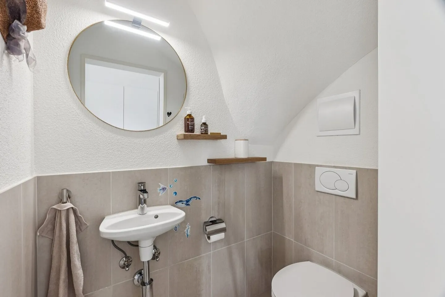 Charmante Maisonette-Dachwohnung in Bassersdorf mit Sonnenbalkon - Foto 5 di 8