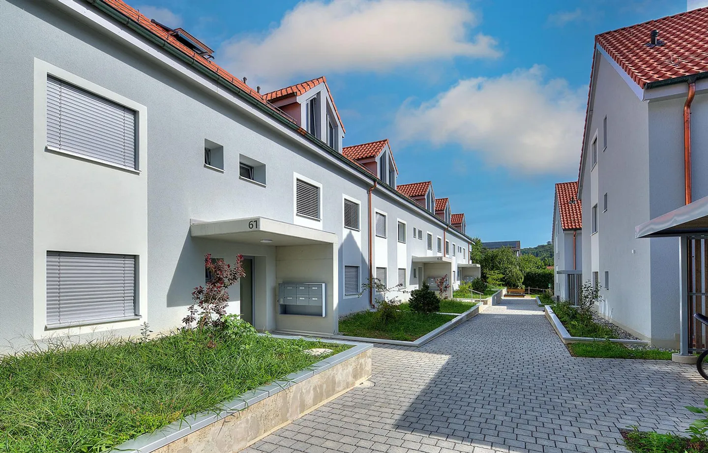 Central living in the green - Photo 2 of 12