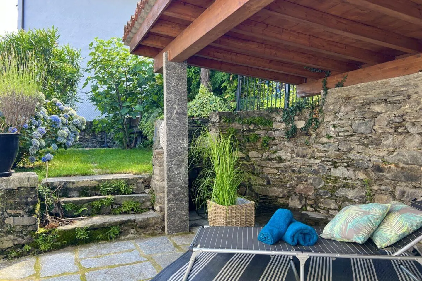 Charmantes Dorfhaus mit Garten und separatem Studio - Foto 2 von 30
