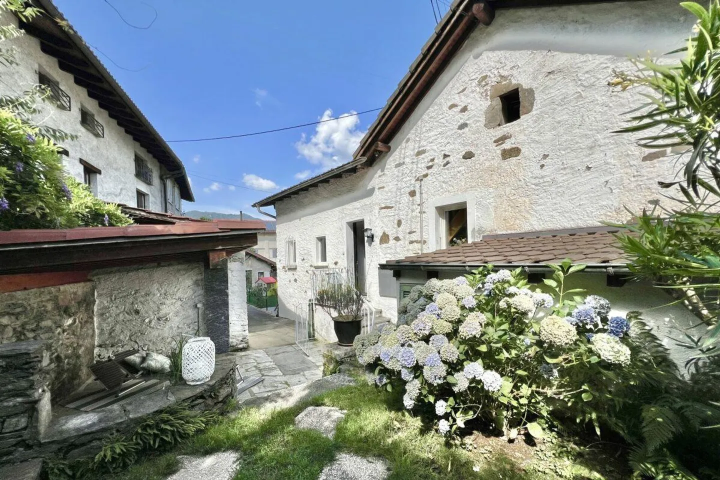 Charmantes Dorfhaus mit Garten und separatem Studio - Foto 1 von 30