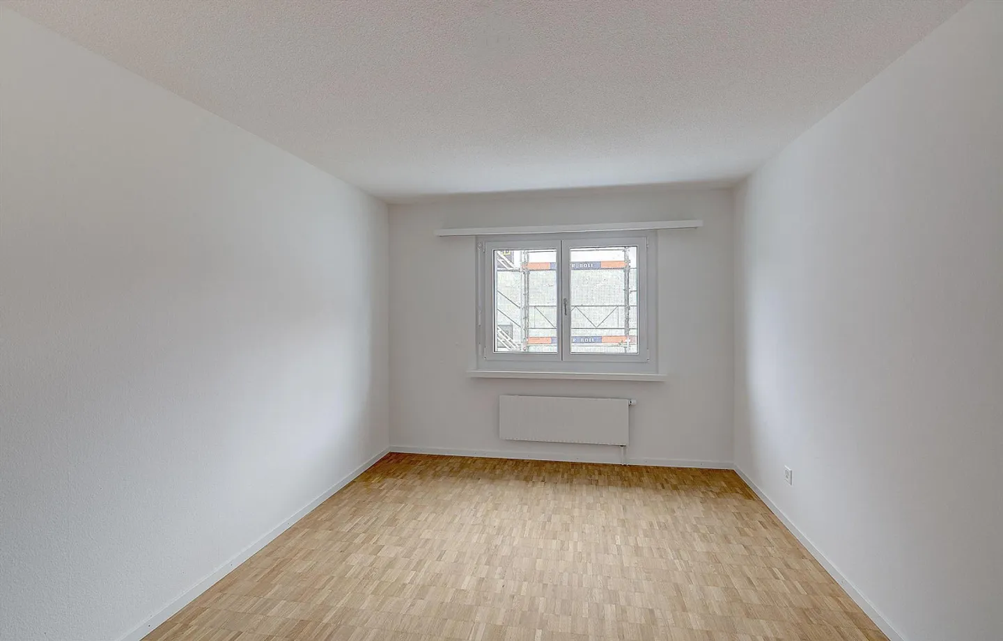 Central living in the green - Photo 3 of 12