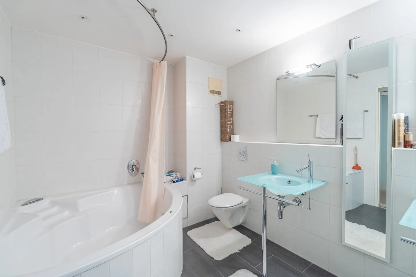 Stylish Maisonette Apartment in Central Location - Photo 9 of 13