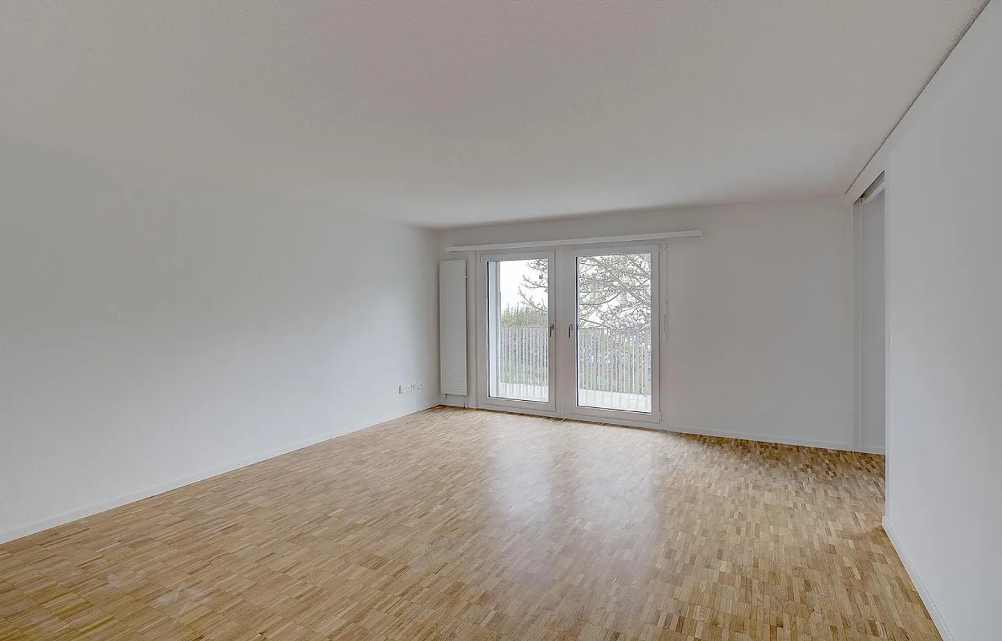 Central living in the green - Photo 4 of 12