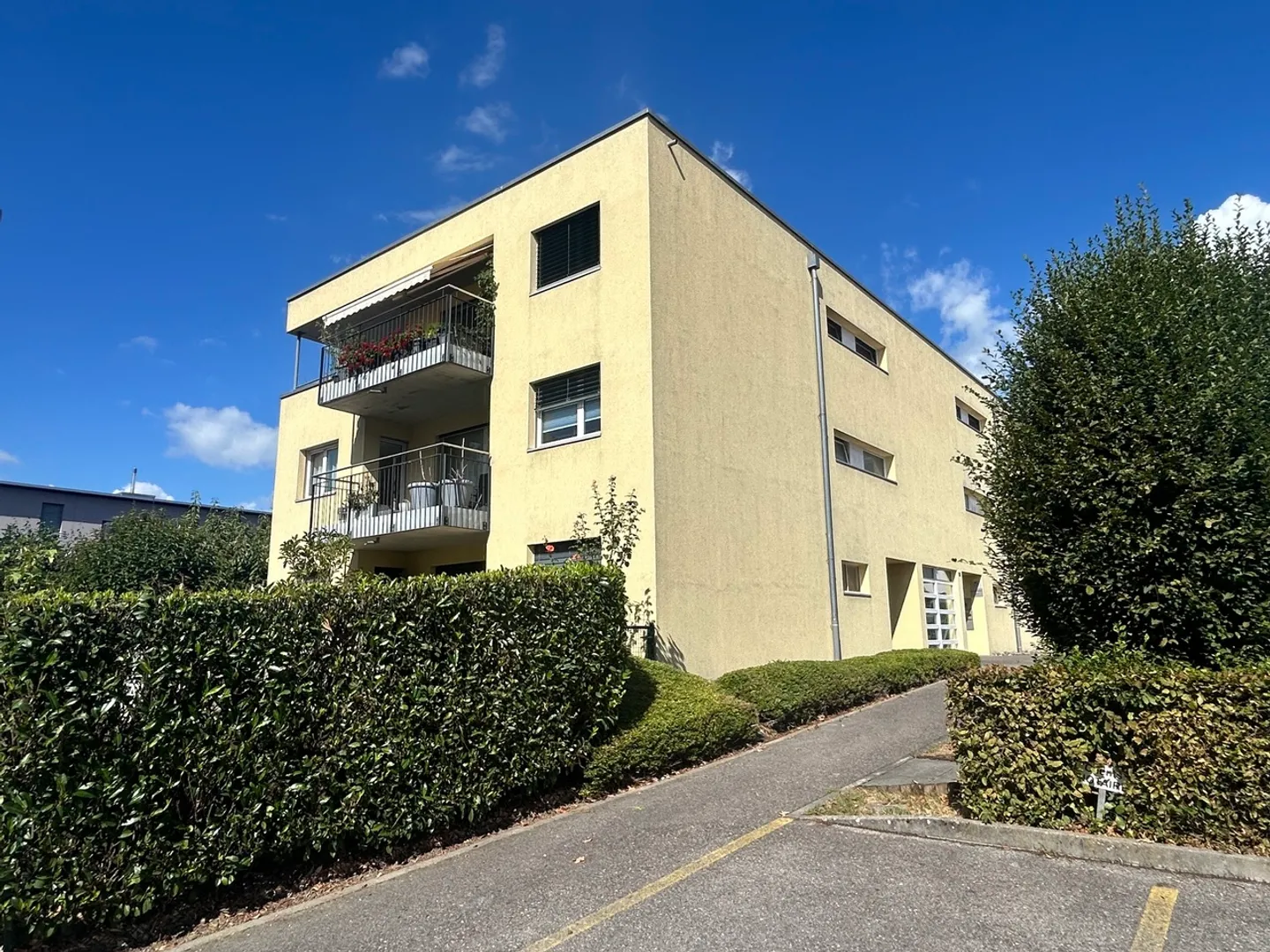A louer 
Superbes locaux professionnels de 3.5 pièces
Avec parking - Foto 1 di 8
