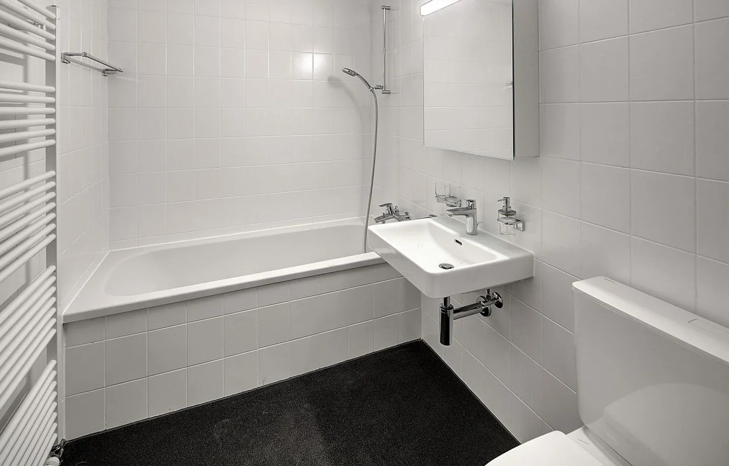 Central living in the green - Photo 7 of 12