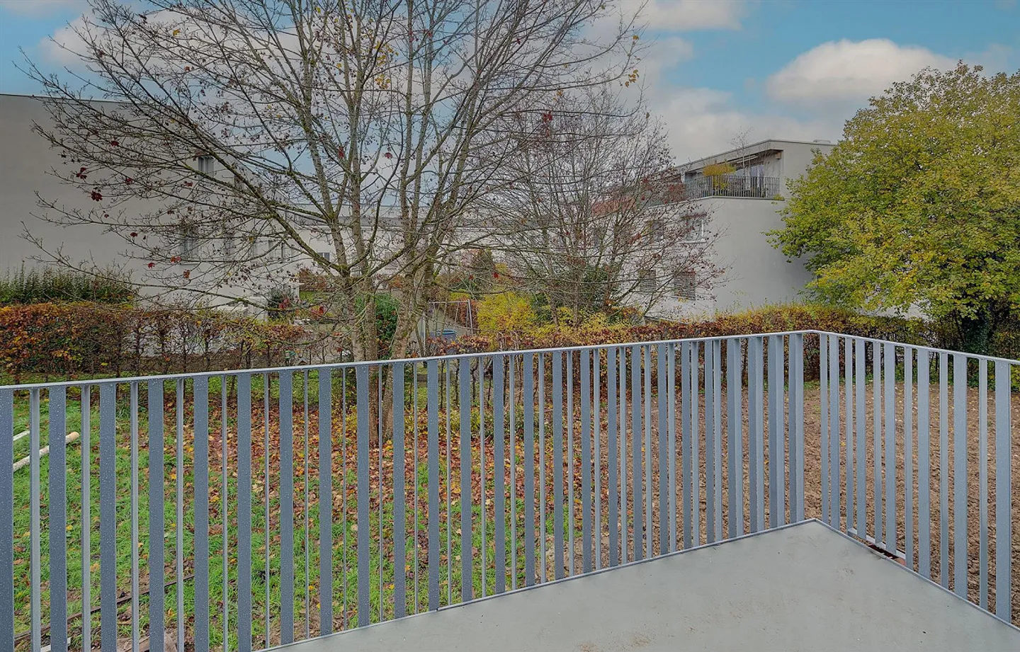 Central living in the green - Photo 8 of 12