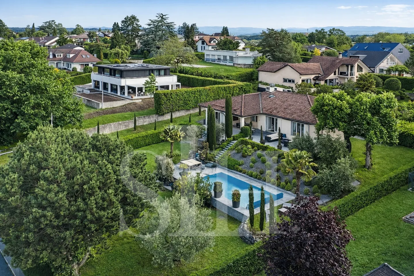 Villa élégante avec piscine près de St-Sulpice - Photo 1 sur 11