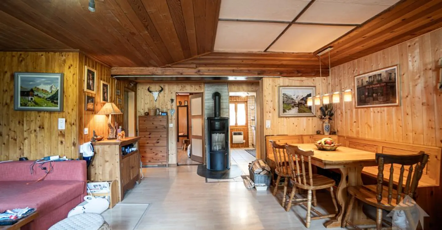 Charming chalet in Mottec with two independent apartments - Photo 2 of 12