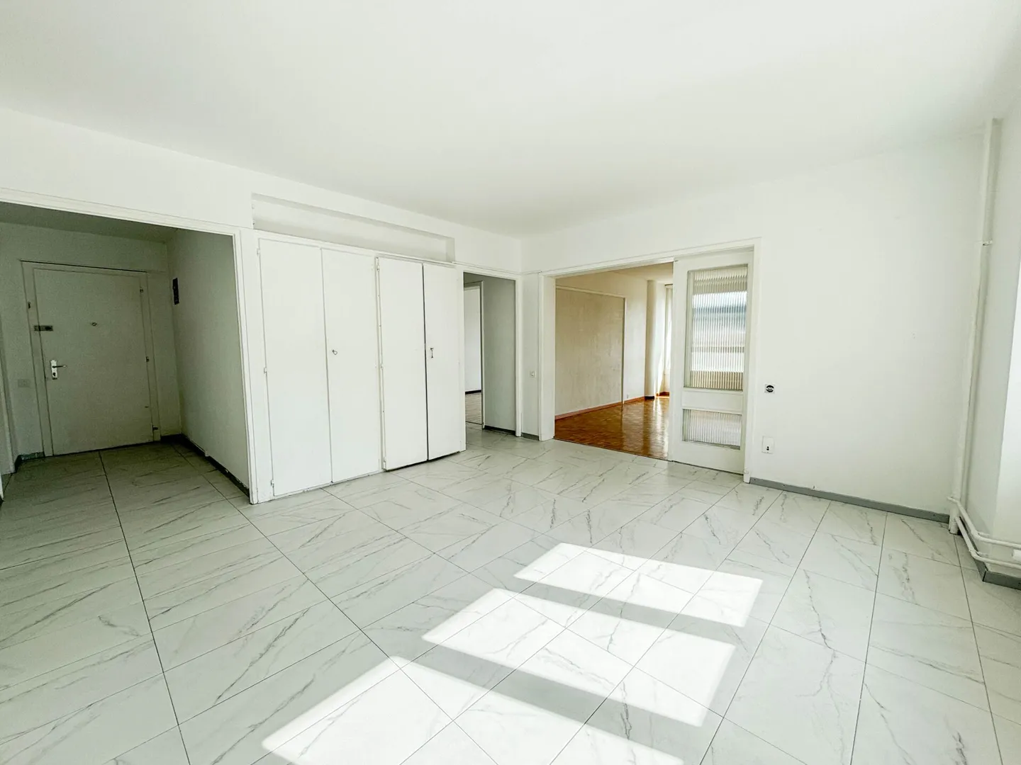 Bright and spacious 5-room apartment - Photo 2 of 15