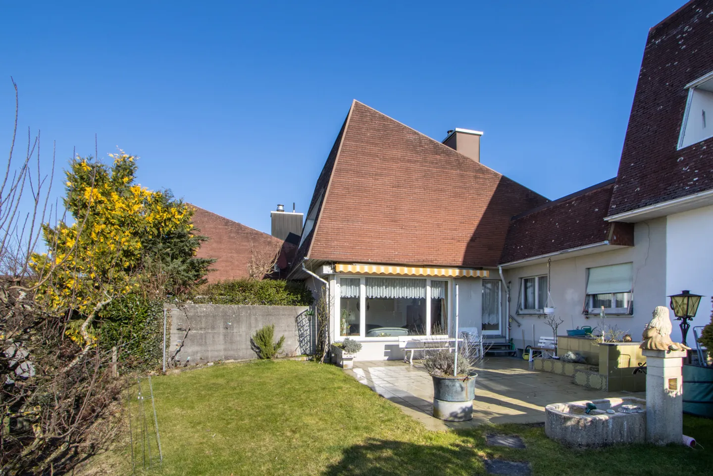 4.5-Room Mid-Terrace House with Lake View and Lots of Potential - Photo 1 of 22