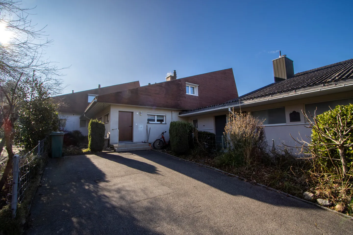 4.5-Room Mid-Terrace House with Lake View and Lots of Potential - Photo 2 of 22