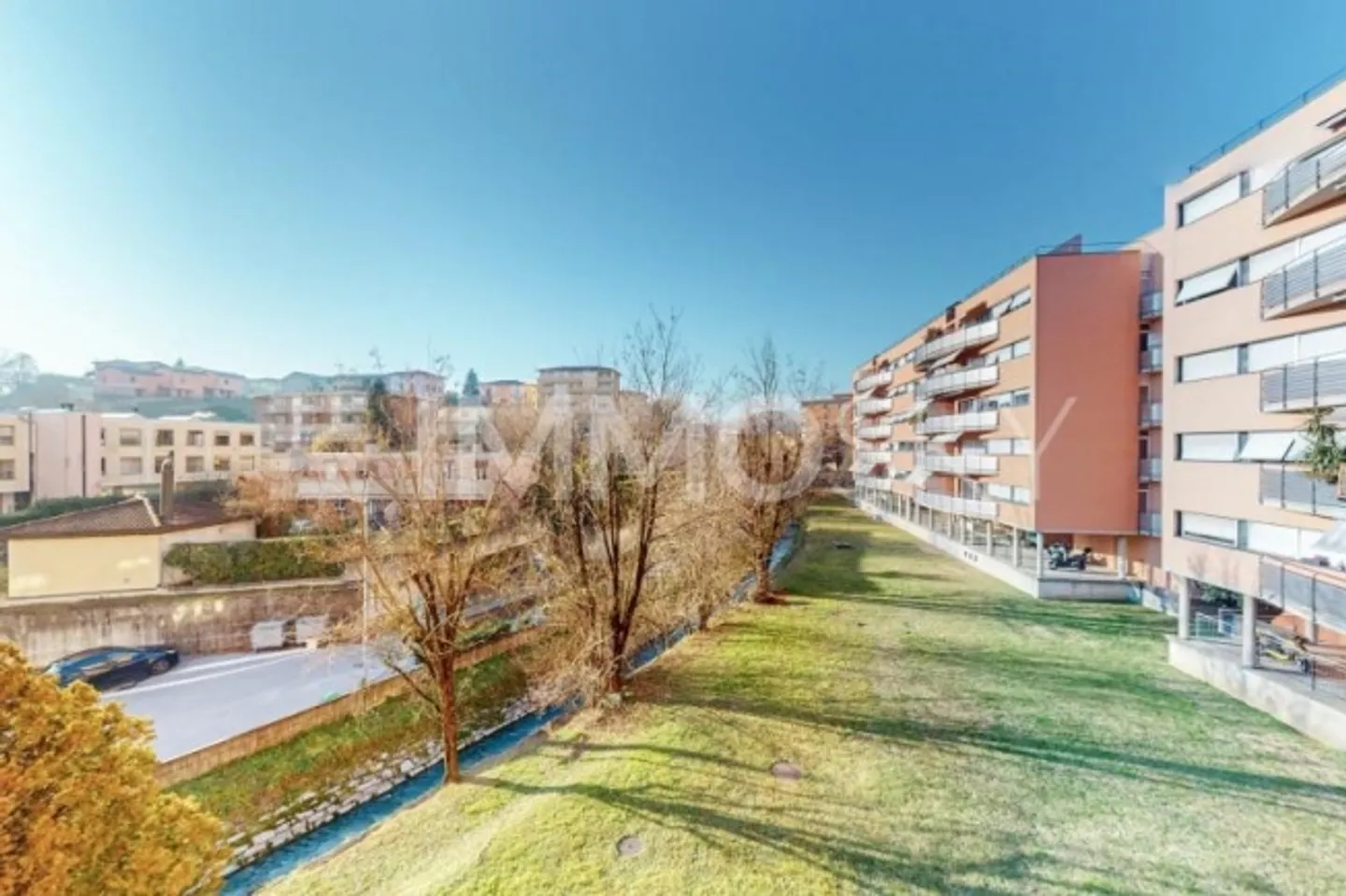 «Soleggiato e luminoso con parcheggio privato» - Photo 5 sur 5