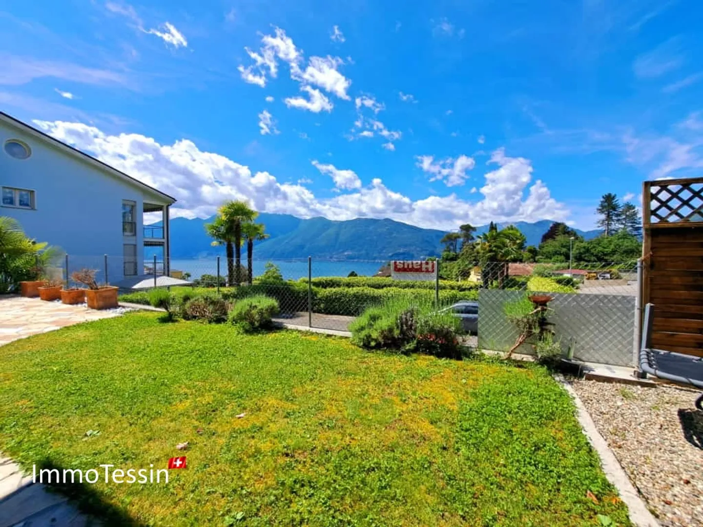 SECONDA CASA: Grande appartamento con giardino privato di 120 m2 e bellissima vista sul lago Maggiore - Foto 1 di 13
