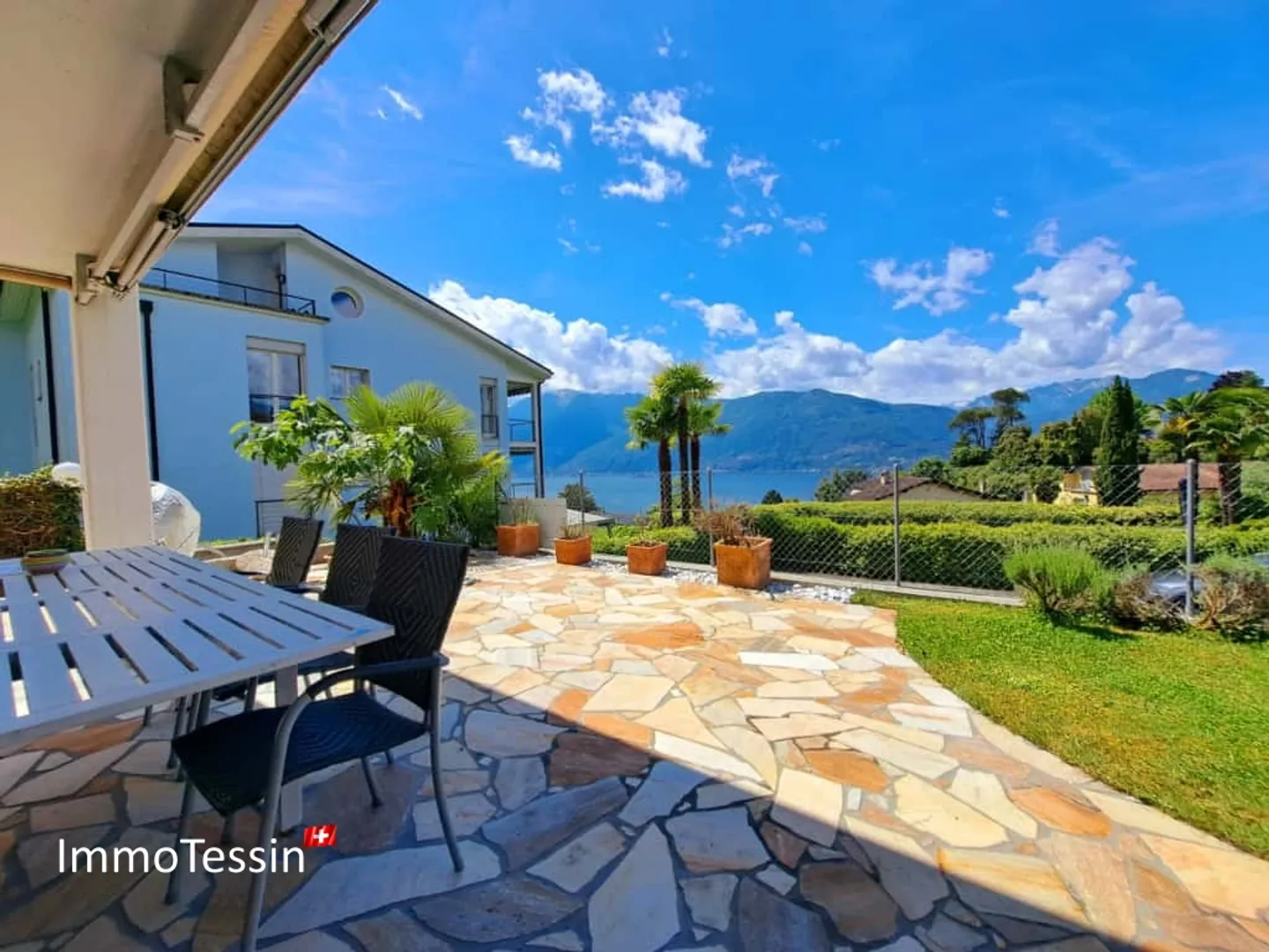 SECONDA CASA: Grande appartamento con giardino privato di 120 m2 e bellissima vista sul lago Maggiore - Foto 2 di 13