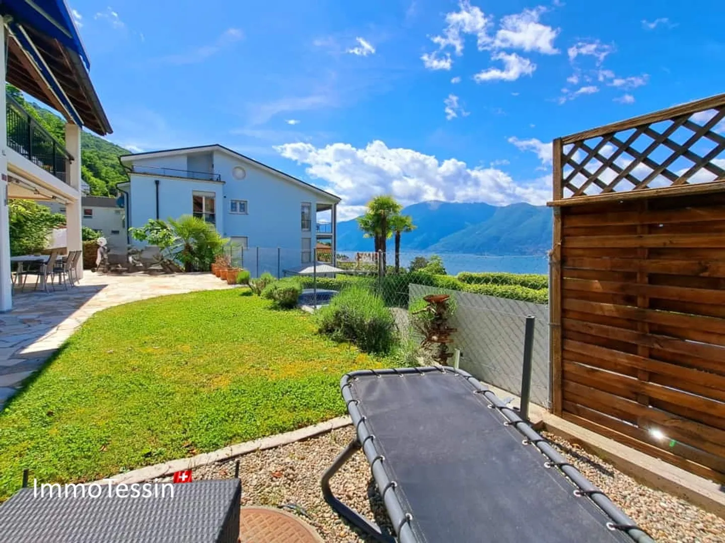 SECONDA CASA: Grande appartamento con giardino privato di 120 m2 e bellissima vista sul lago Maggiore - Foto 3 di 13