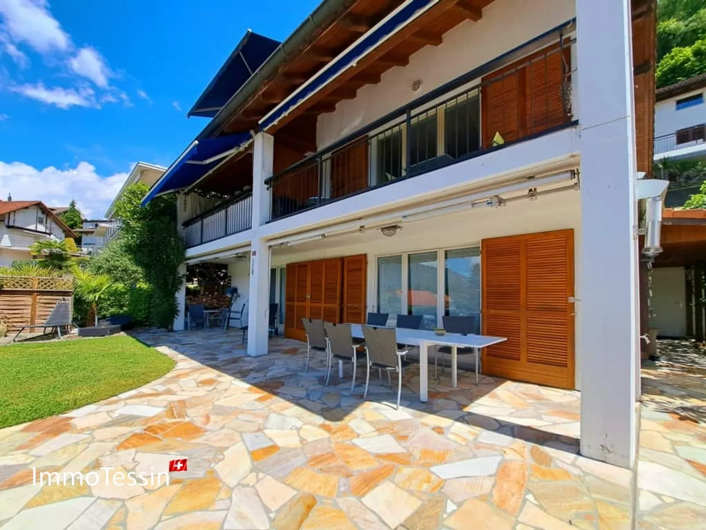 SECONDA CASA: Grande appartamento con giardino privato di 120 m2 e bellissima vista sul lago Maggiore - Foto 4 di 13