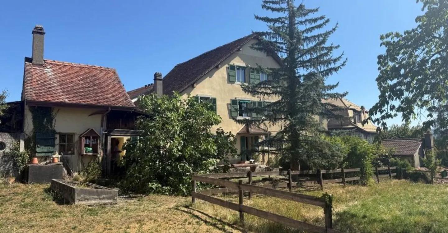 Vicino a Losanna, casa di villaggio da trasformare completamente - Foto 1 di 2