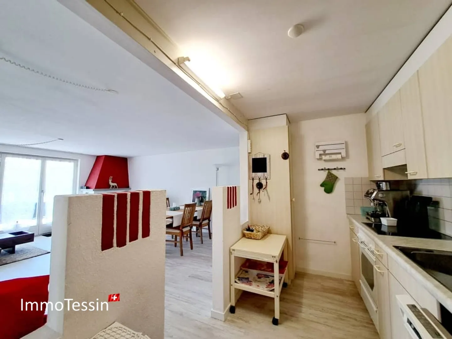 SECONDA CASA: Grande appartamento con giardino privato di 120 m2 e bellissima vista sul lago Maggiore - Foto 7 di 13