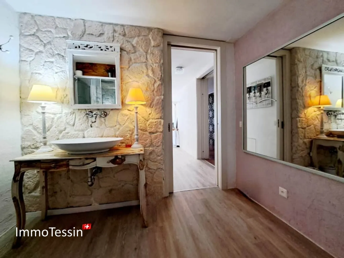SECONDA CASA: Grande appartamento con giardino privato di 120 m2 e bellissima vista sul lago Maggiore - Foto 10 di 13