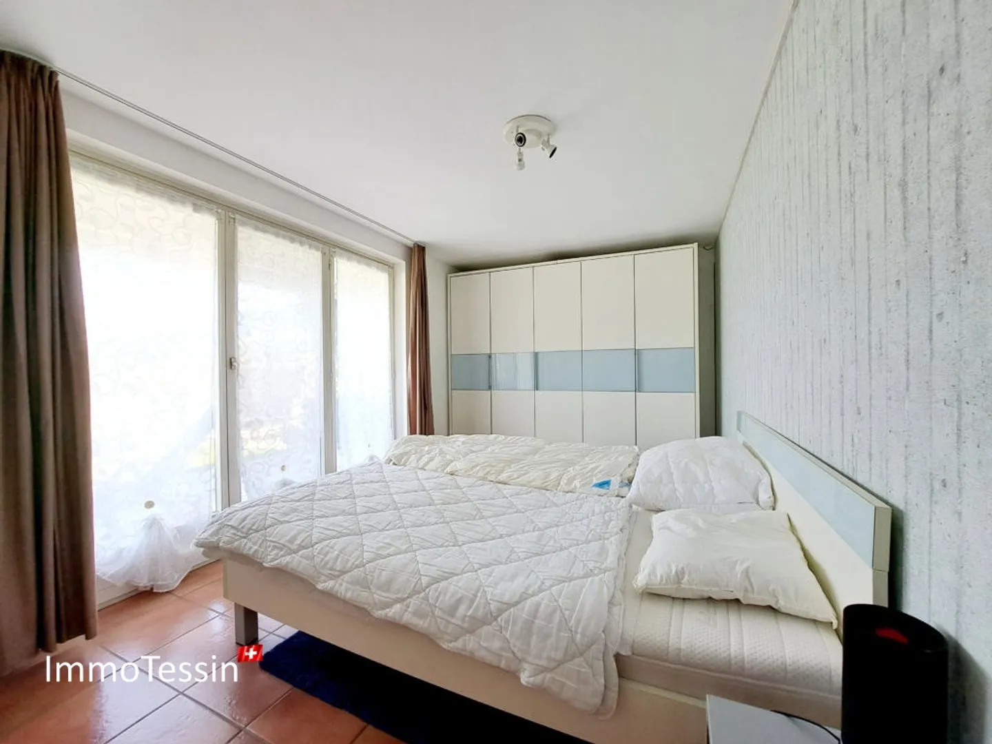 SECONDA CASA: Grande appartamento con giardino privato di 120 m2 e bellissima vista sul lago Maggiore - Foto 11 di 13