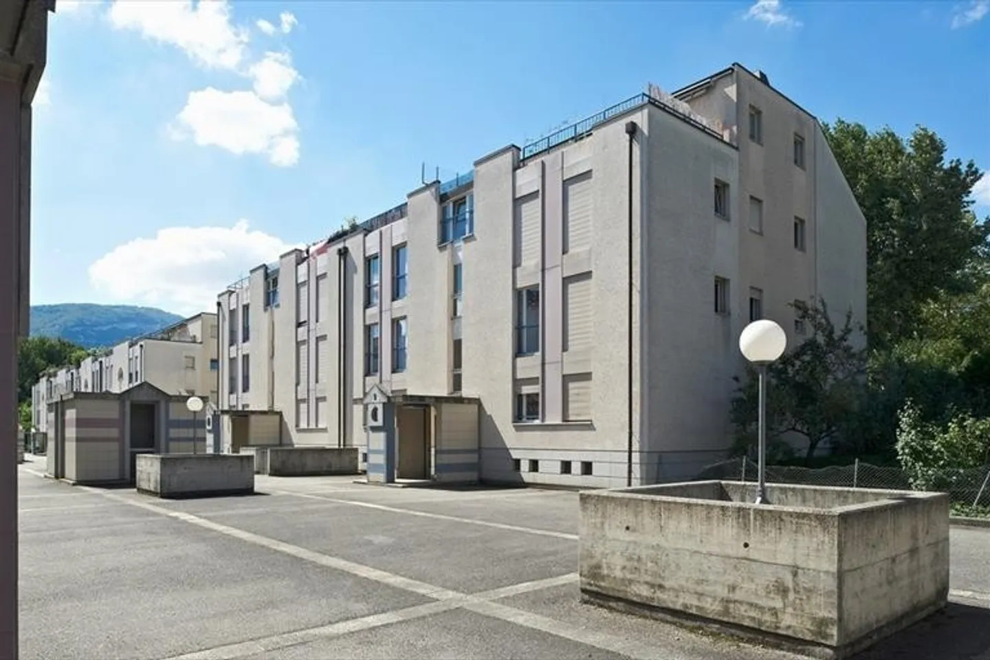 Lock-up garage (boxed garage) in Thônex, 2 steps from the tram and from CEVA - Photo 2 of 3