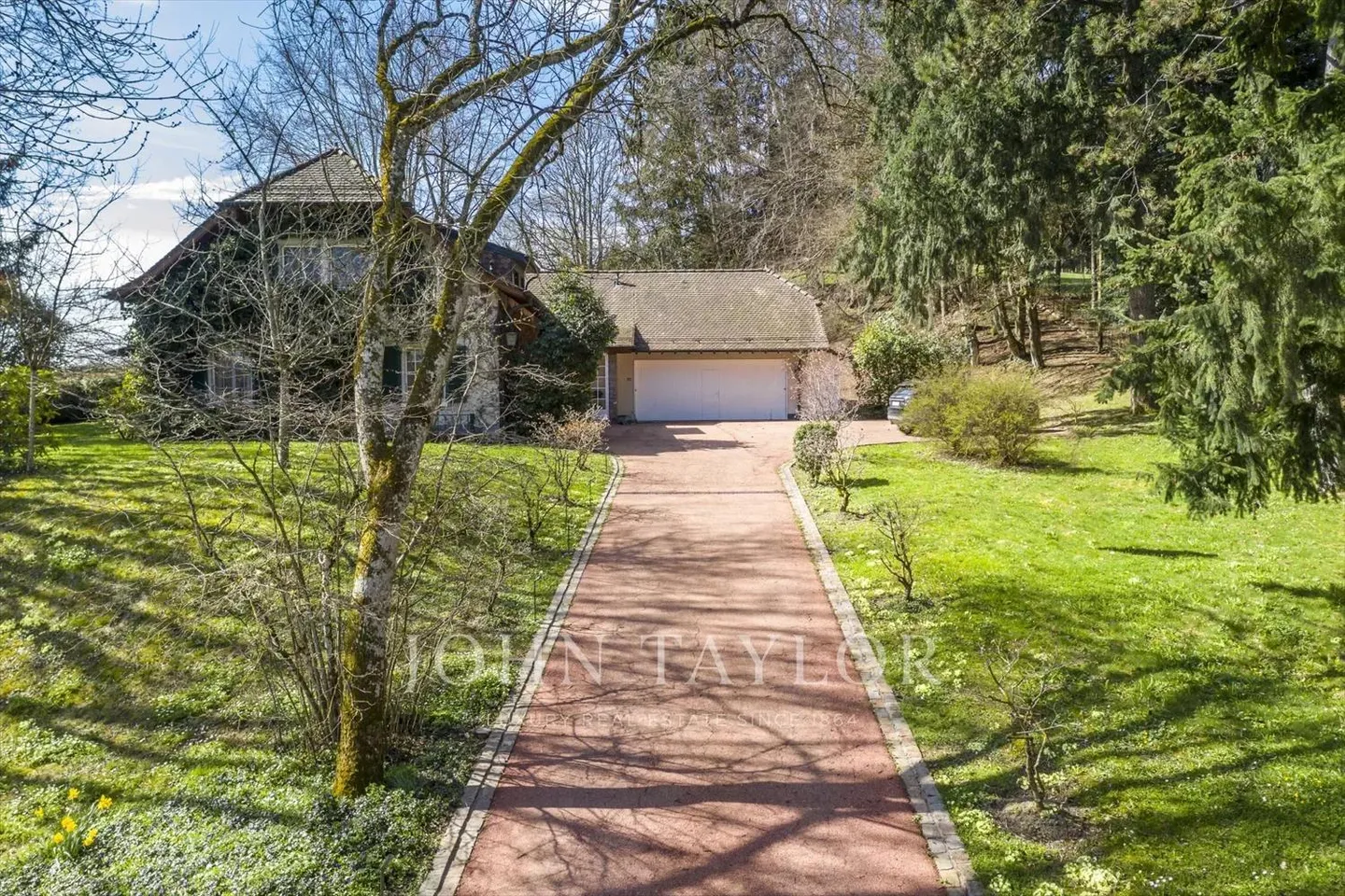 8.5-room House - Photo 1 of 10
