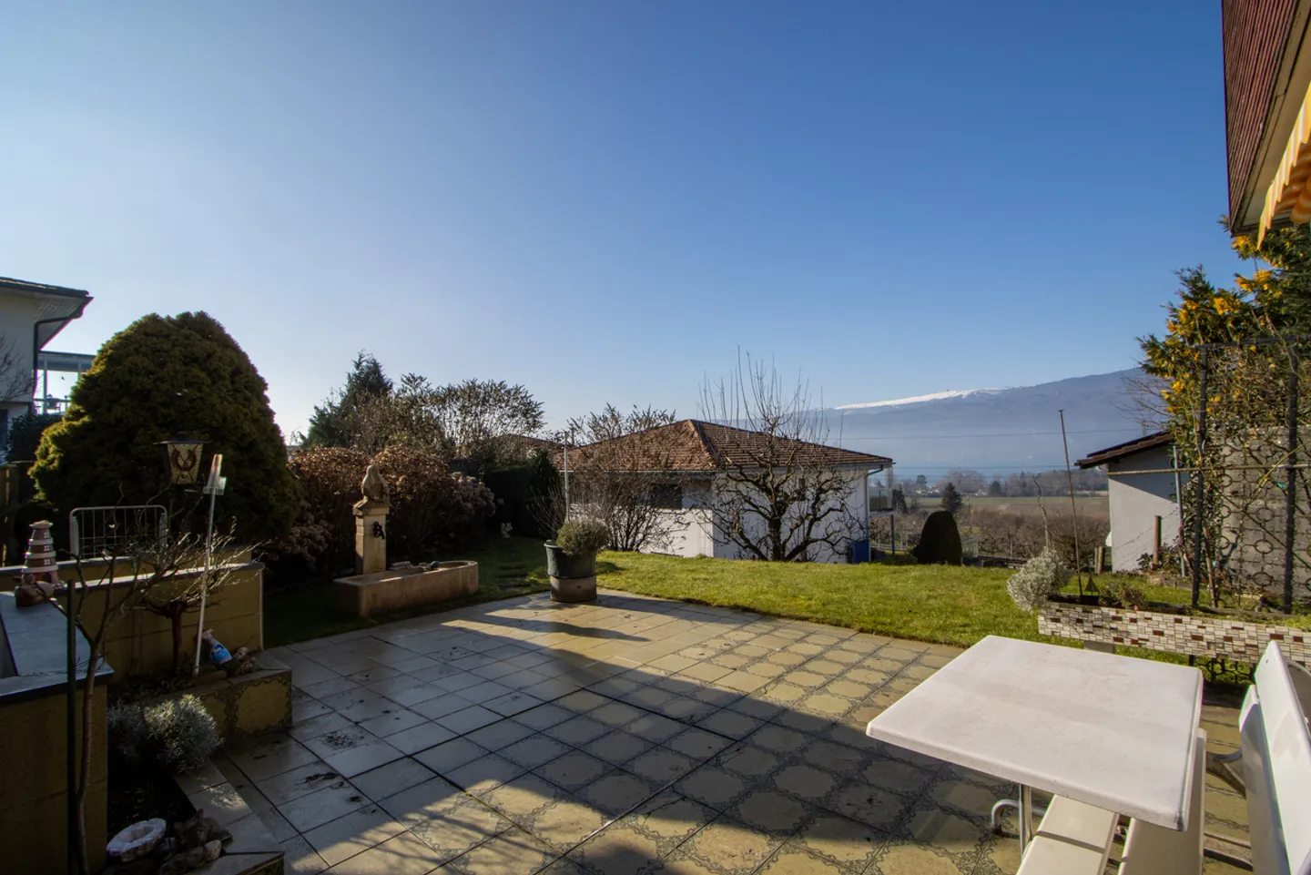 4.5-Room Mid-Terrace House with Lake View and Lots of Potential - Photo 14 of 22