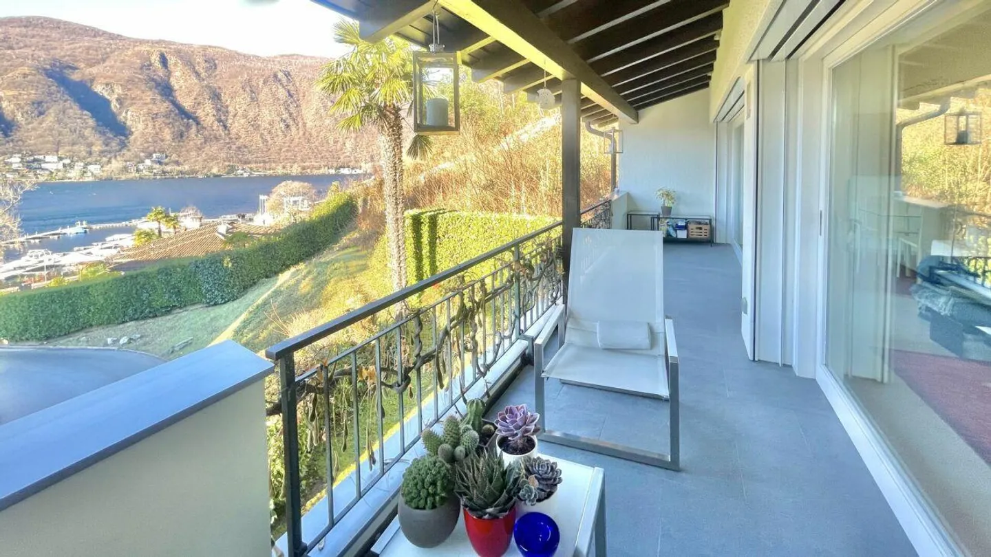 Morcote: Elegante attico anche 2° residenza con vista sul lago di Lugano, 2,5 locali - Foto 3 di 12