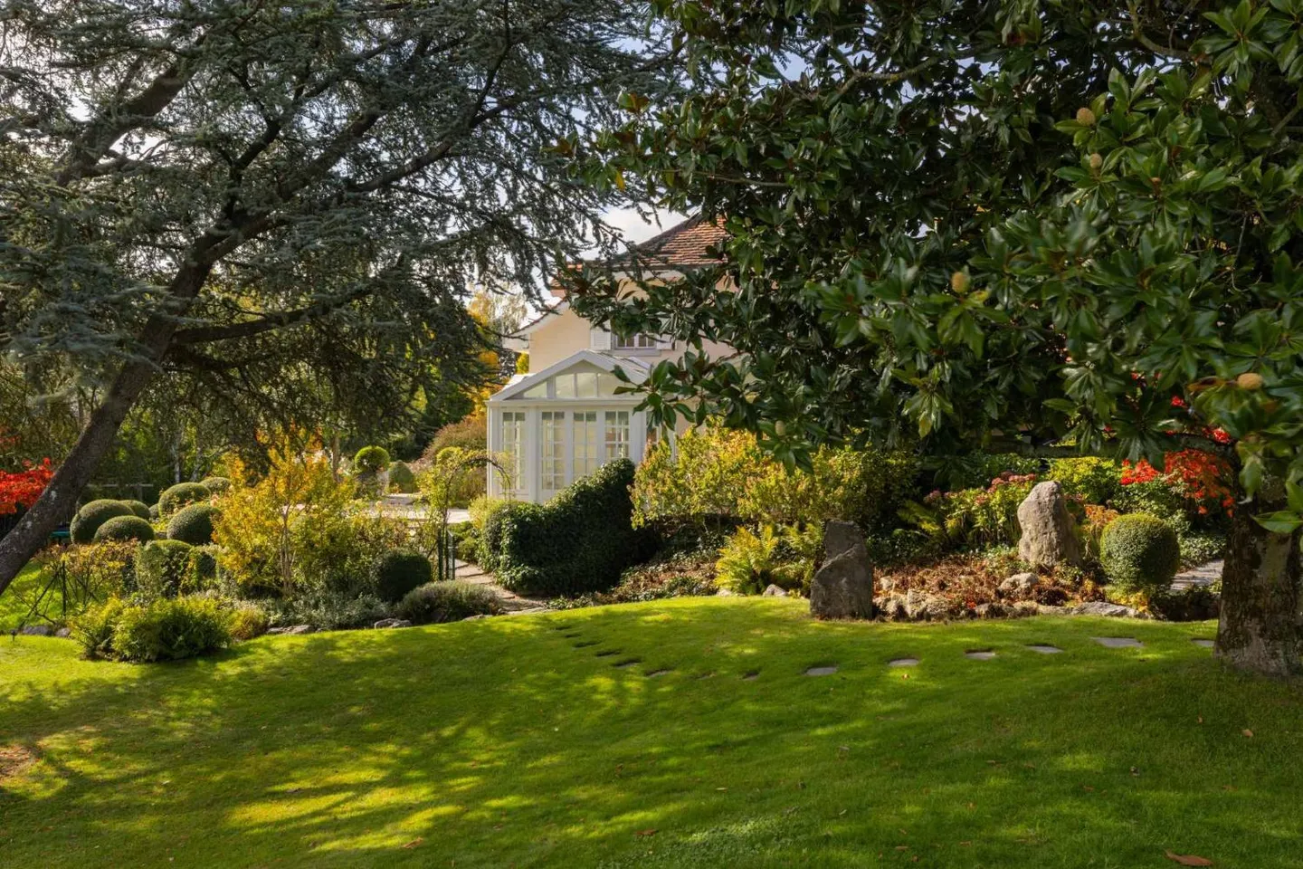 Independent Villa with Garden, Veranda and Building Potential - Photo 2 of 11