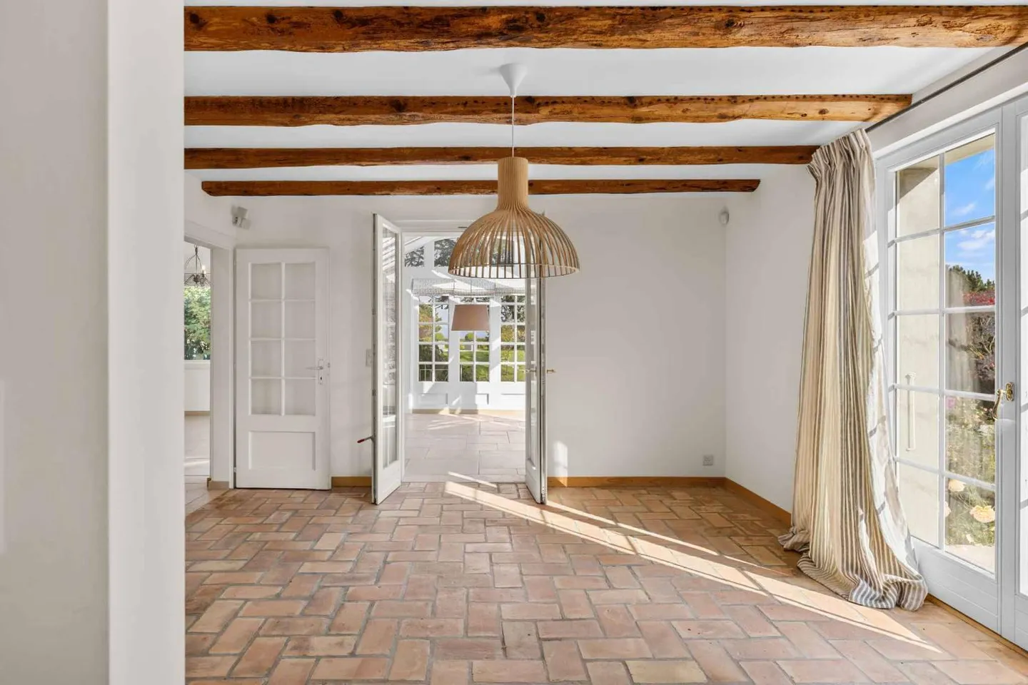 Independent Villa with Garden, Veranda and Building Potential - Photo 3 of 11