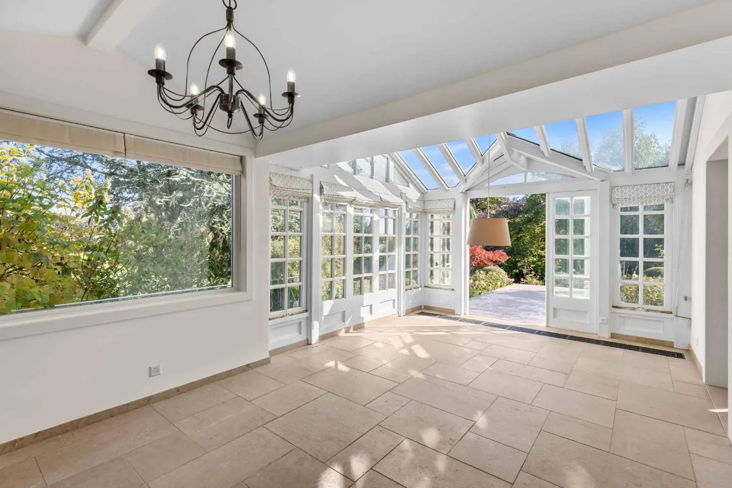 Independent Villa with Garden, Veranda and Building Potential - Photo 4 of 11