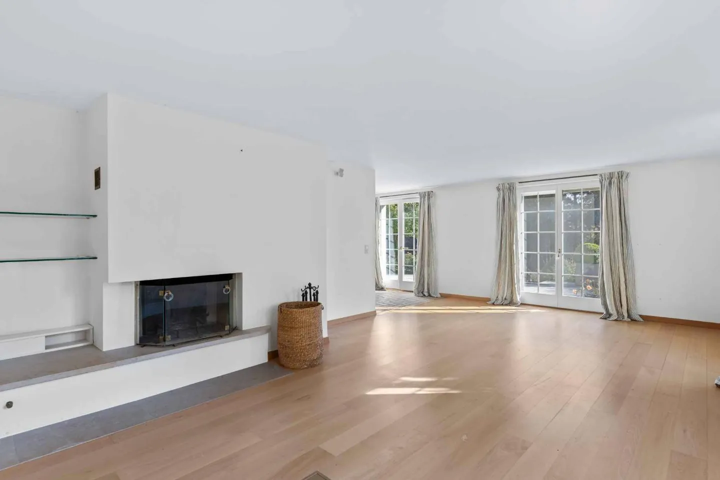 Independent Villa with Garden, Veranda and Building Potential - Photo 5 of 11