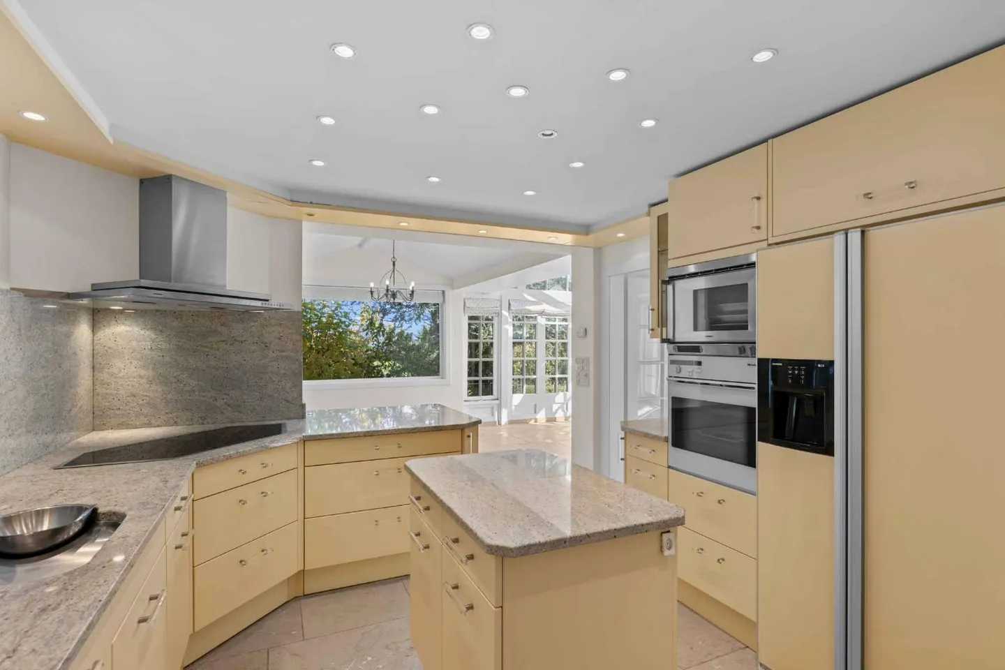 Independent Villa with Garden, Veranda and Building Potential - Photo 6 of 11