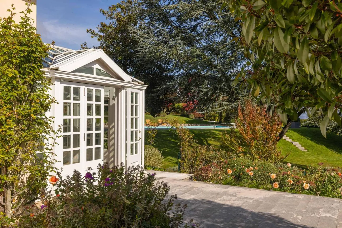 Independent Villa with Garden, Veranda and Building Potential - Photo 7 of 11