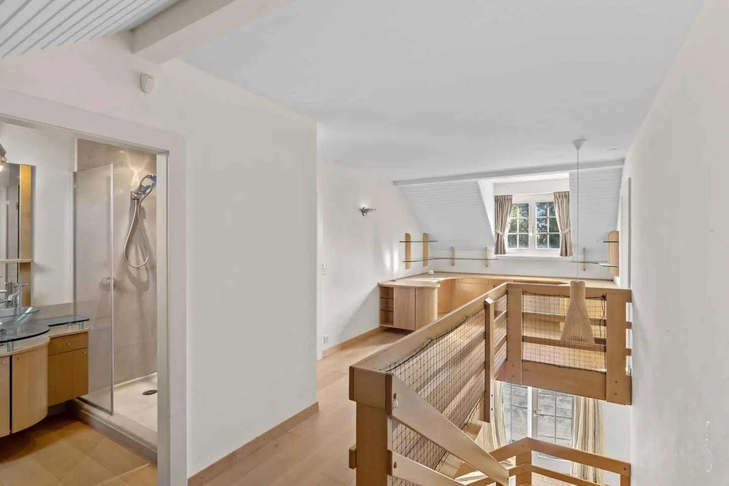 Independent Villa with Garden, Veranda and Building Potential - Photo 8 of 11