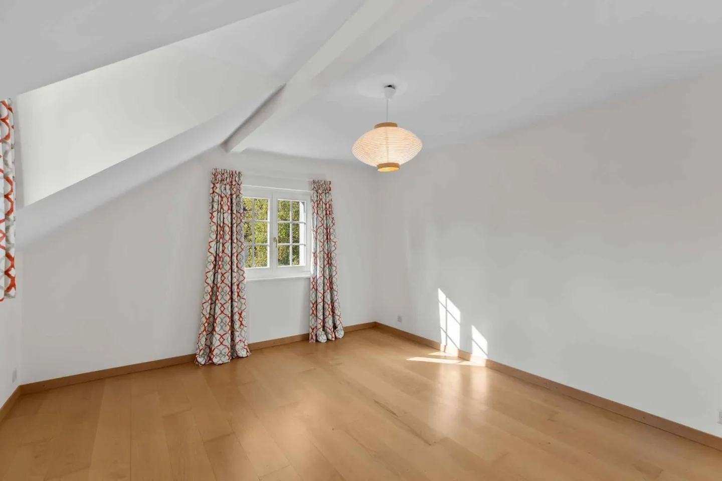 Independent Villa with Garden, Veranda and Building Potential - Photo 9 of 11