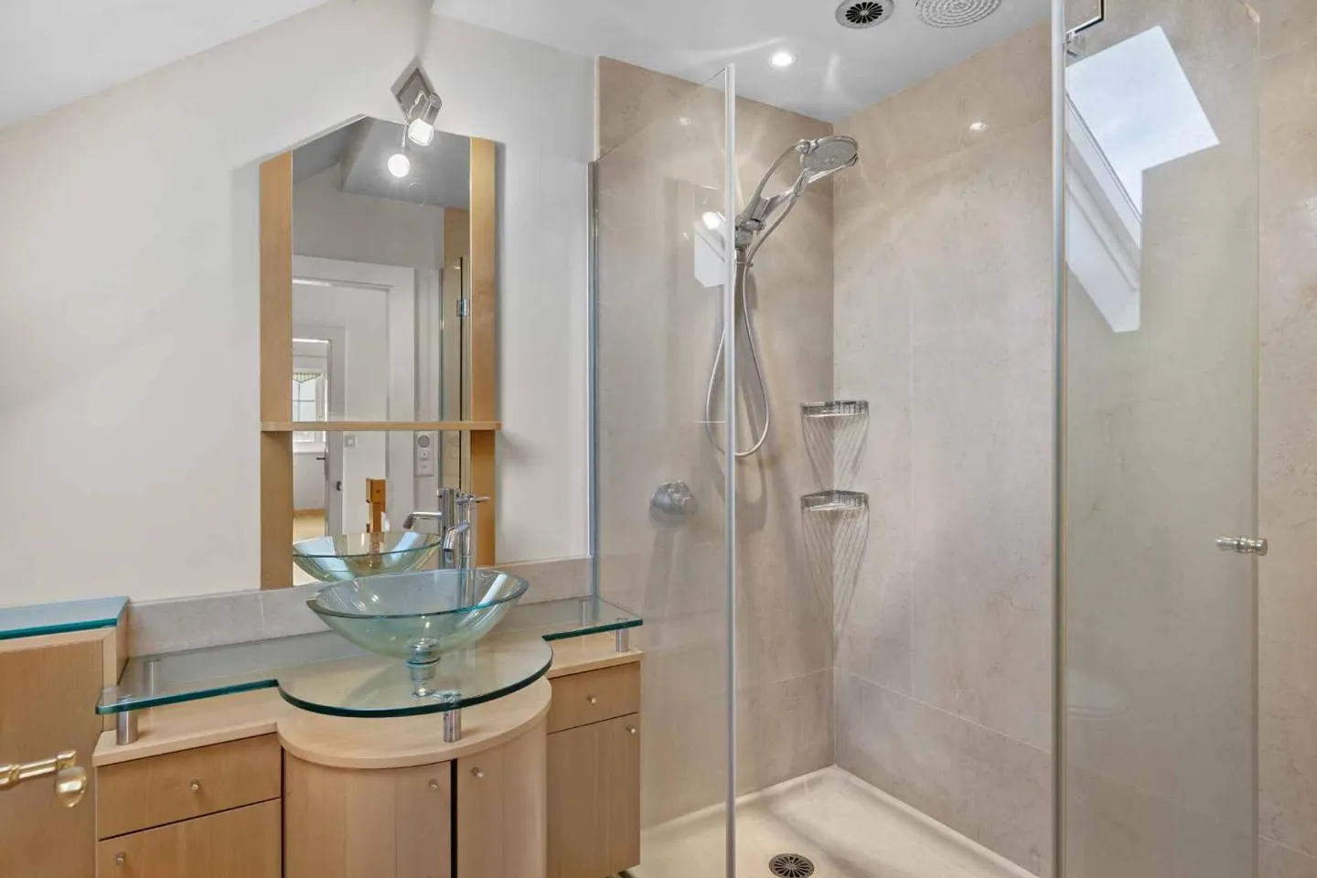 Independent Villa with Garden, Veranda and Building Potential - Photo 10 of 11