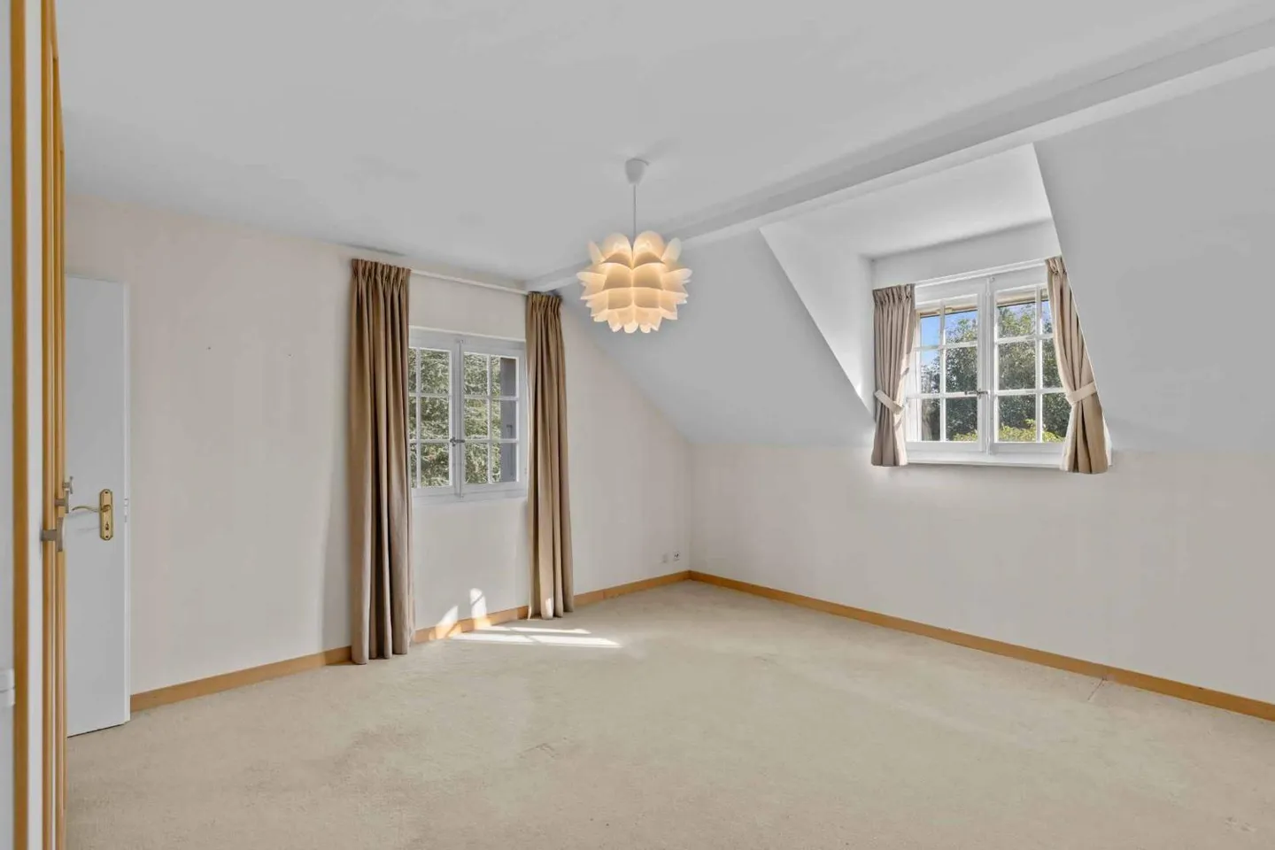 Independent Villa with Garden, Veranda and Building Potential - Photo 11 of 11