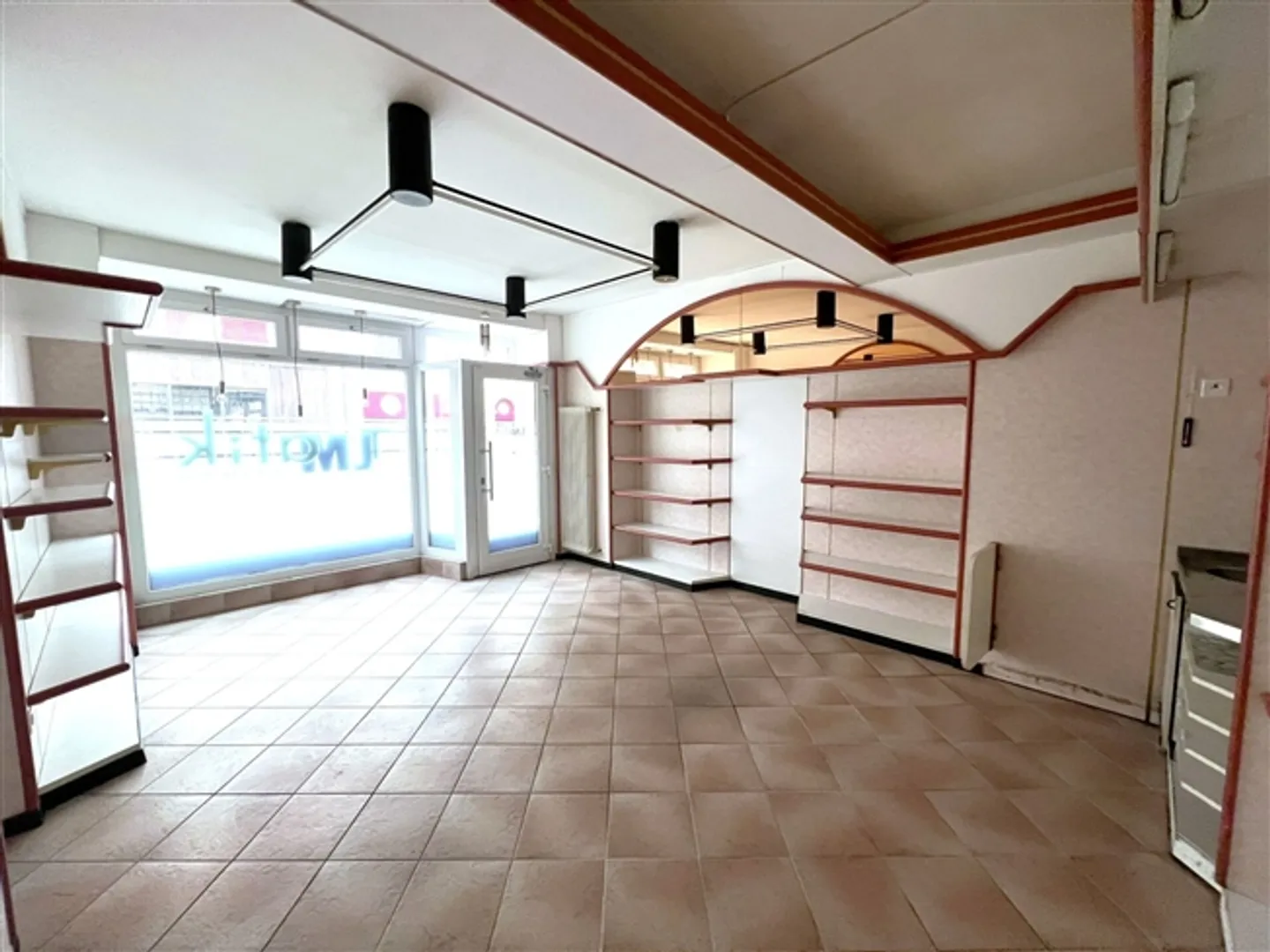 St-Imier, bâtiment avec maisonette, zone commerciale et garage - Photo 2 sur 7