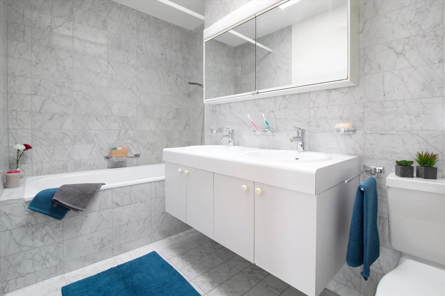 Charming City Apartment - Photo 4 of 6