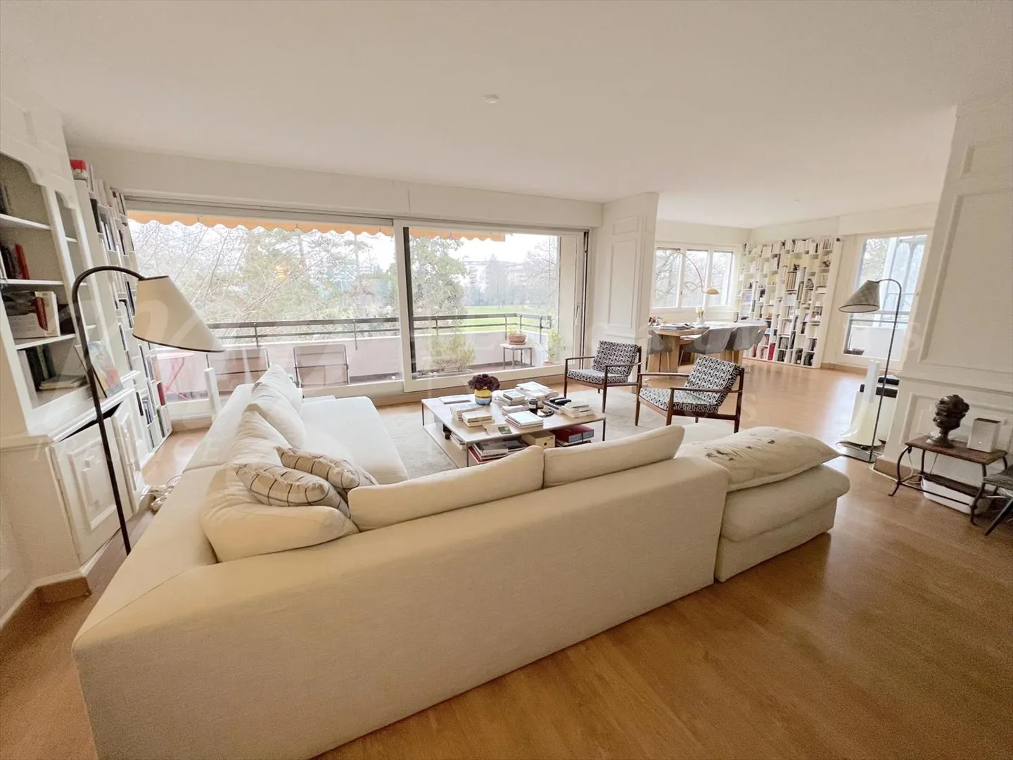 ON PARK BERTRAND!! LARGE 300 m2 APARTMENT WITH TERRACE AND BALCONY - 5 rooms - Photo 3 of 10