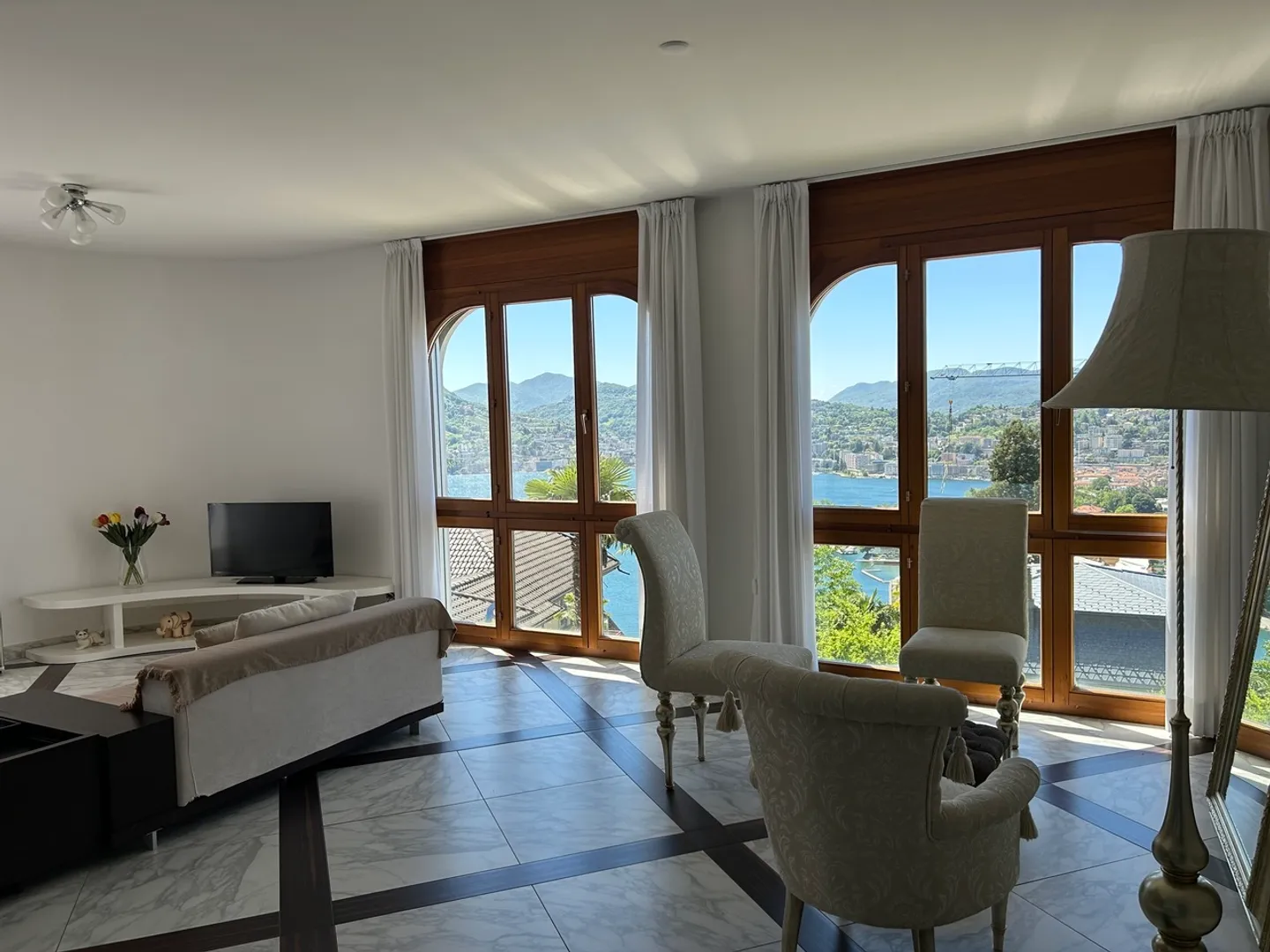 Charming Apartment with Lake View - Photo 3 of 14