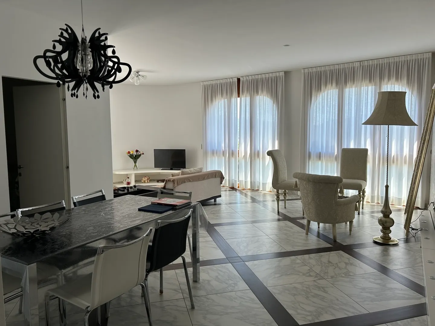 Charming Apartment with Lake View - Photo 4 of 14