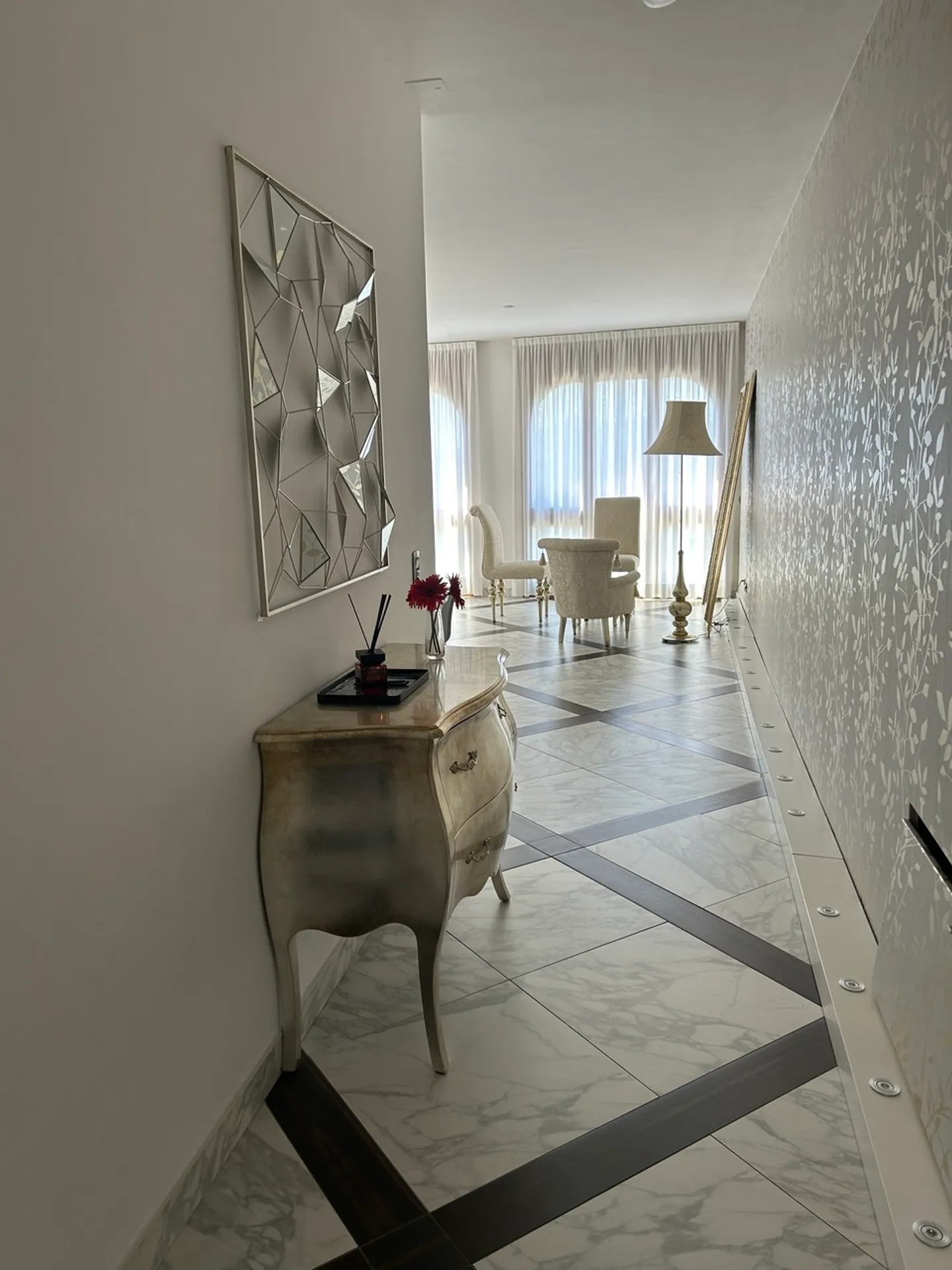 Charming Apartment with Lake View - Photo 5 of 14