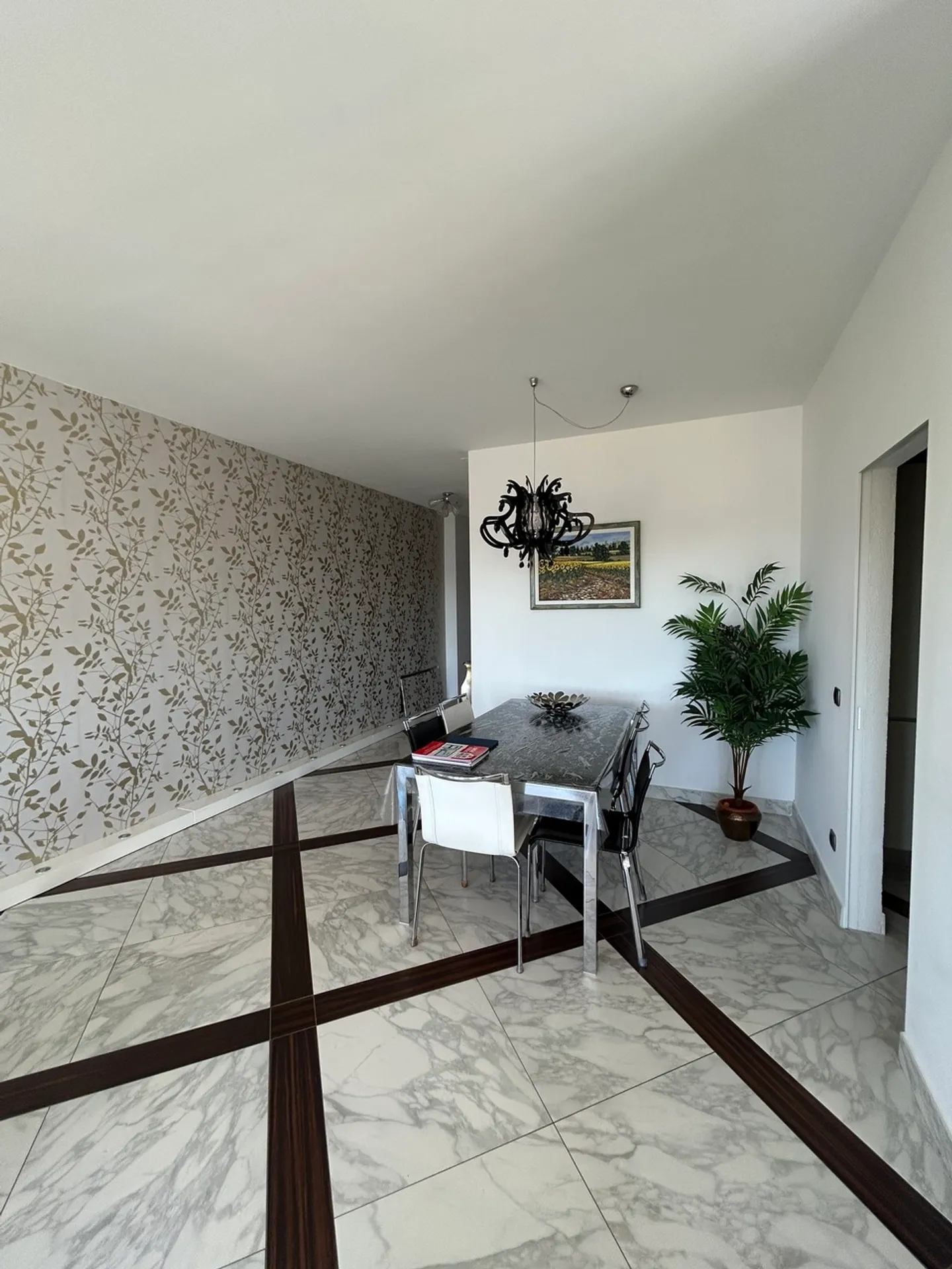 Charming Apartment with Lake View - Photo 6 of 14