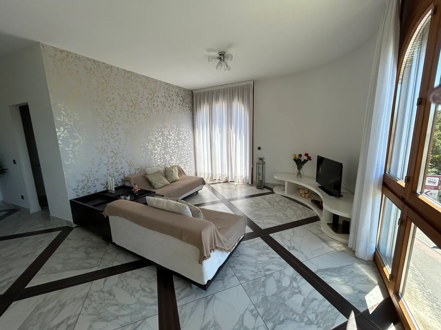 Charming Apartment with Lake View - Photo 8 of 14