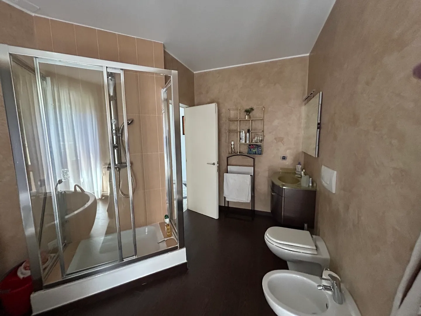 Charming Apartment with Lake View - Photo 14 of 14