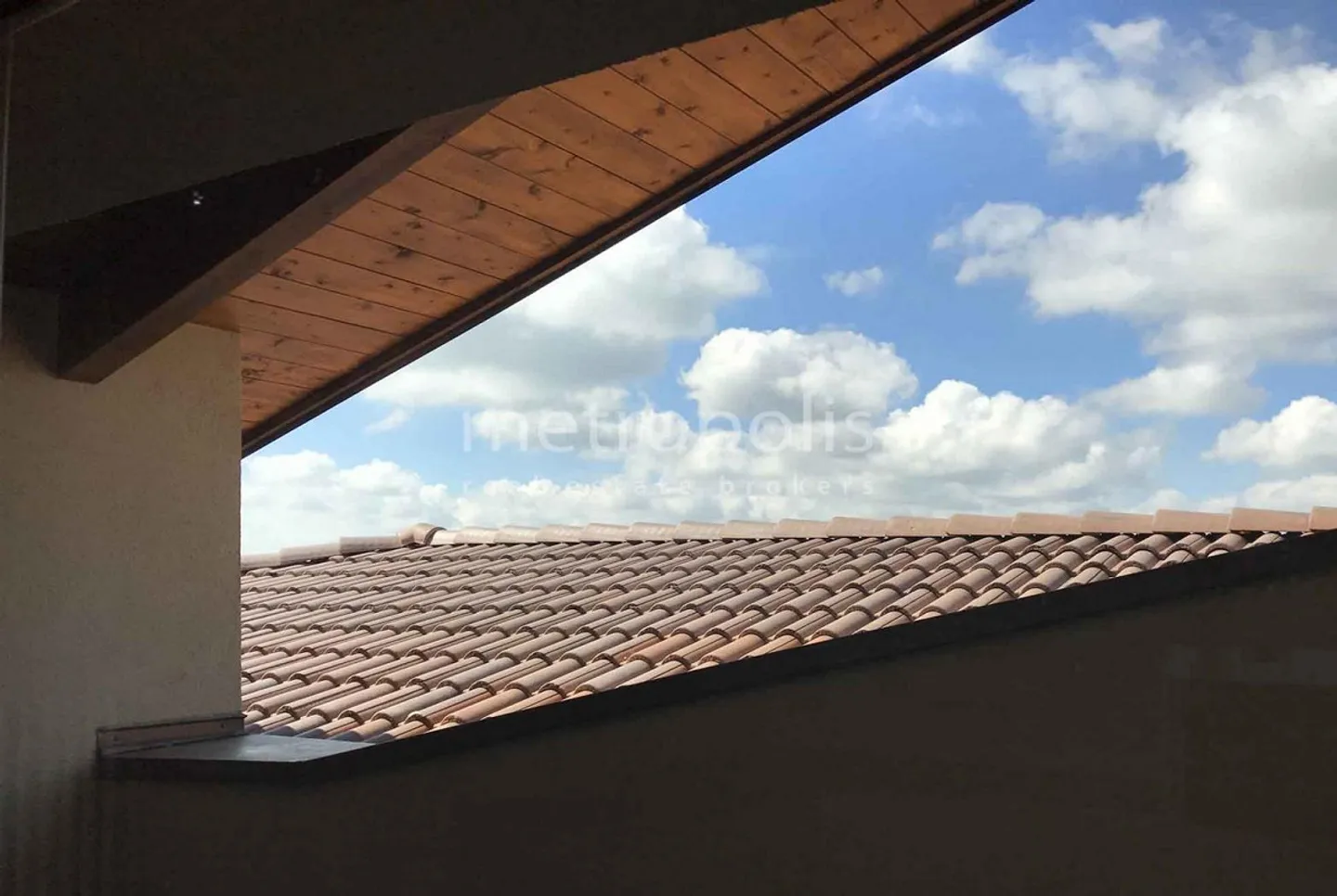 BEAUTIFUL 3.5 ROOMS ON THE TOP FLOOR IN RANCATE - Photo 4 of 10