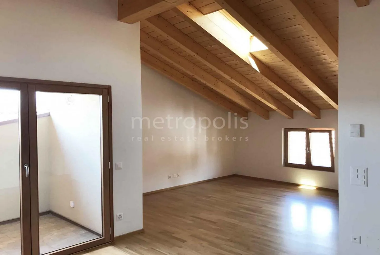 BEAUTIFUL 3.5 ROOMS ON THE TOP FLOOR IN RANCATE - Photo 5 of 10