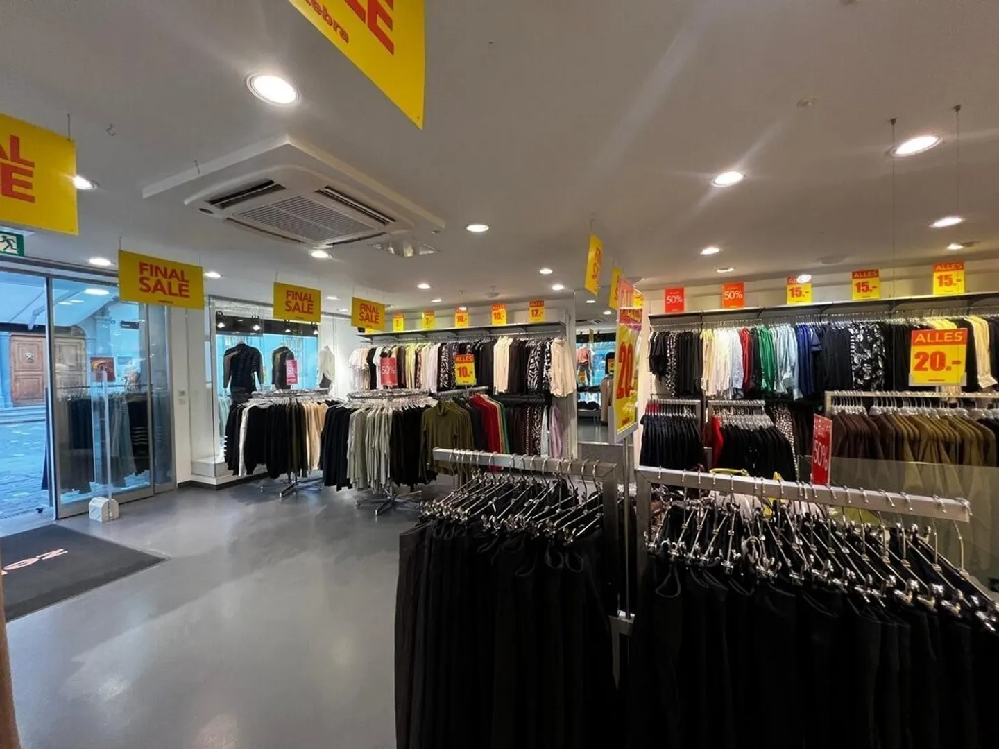 Espace de vente spacieux dans un emplacement central - Photo 3 sur 11